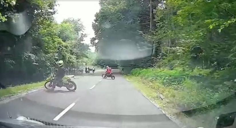 A rendőrök láttán fordultak vissza a motorosok a Bükkben