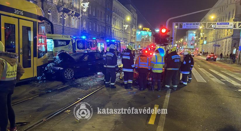 Autó és villamos ütköztek Ferencvárosban