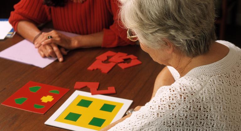 Angliában engedélyezhetik az első, az Alzheimer-kór lefolyását lassító gyógyszert