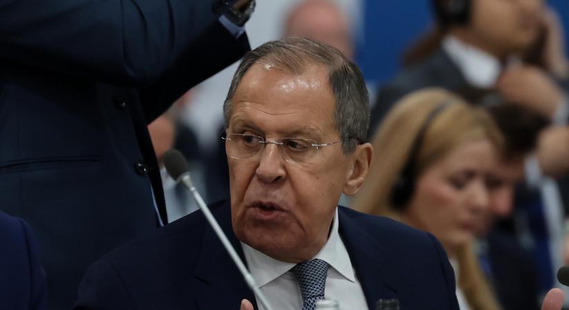 Szergej Lavrov: Mindenhonnan ki kellene tiltani Zelenszkijt az öltözéke miatt