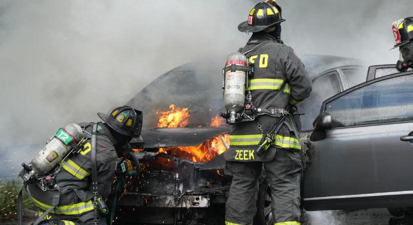 Hatalmas tűz rázta fel a szolnokiakat: lángok öntötték el a parkolót