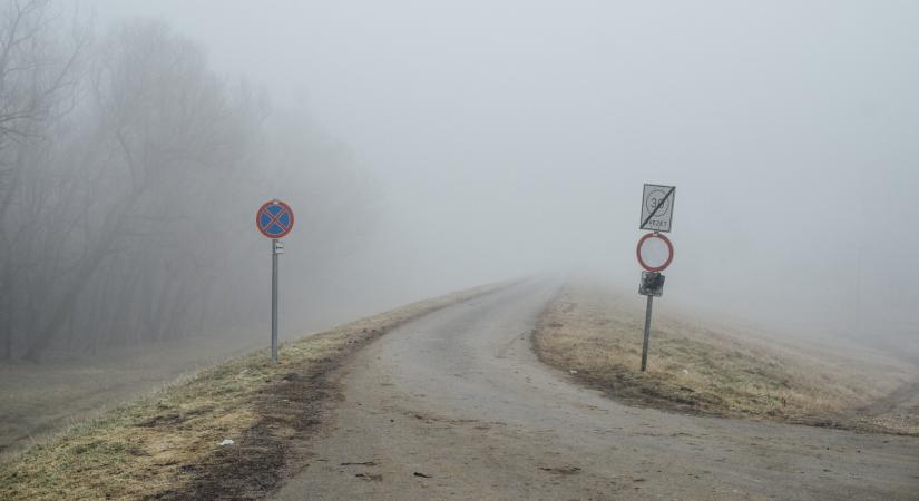 Kiadták a figyelmeztetést: köd lepi be a fél országot