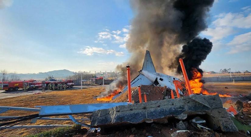 Túlfutott egy meghibásodott Boeing 737-800-as Dél-Koreában, eddig csak két túlélőt találtak