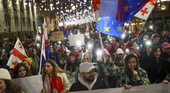 Újabb győzelem Putyinnak: beiktatták a focistából lett elnököt Georgiában