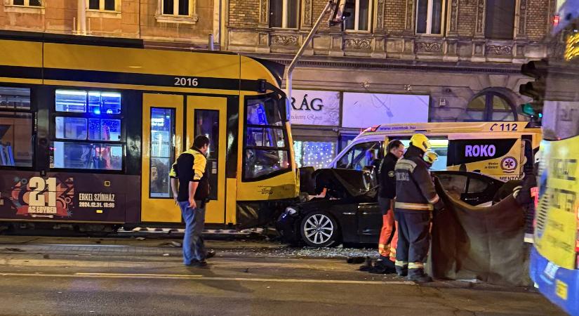 Állítólag rosszul lett a Ferenc körúton villamosnak csapódott autó sofőrje