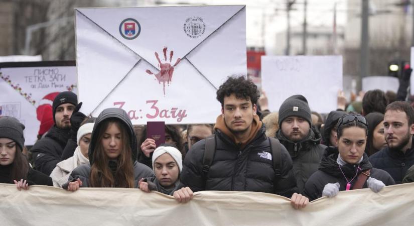 Az egyetemisták a főváros központjában tizenöt percre leállították a forgalmat