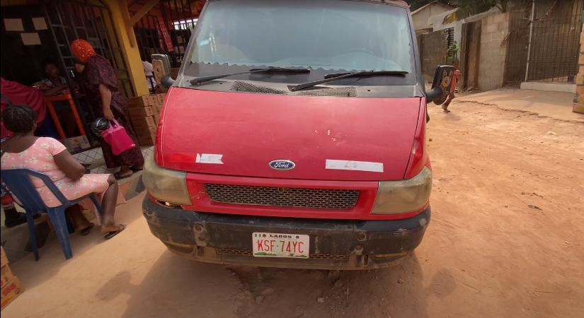 Ilyen állapotban van egy nagyon sokat futott nigériai Ford Transit