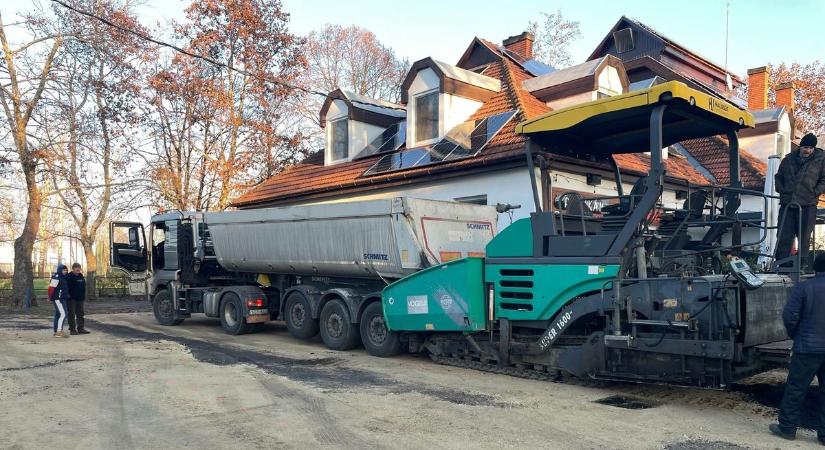 Új parkolóval gyarapodott a kiskunmajsai focipálya