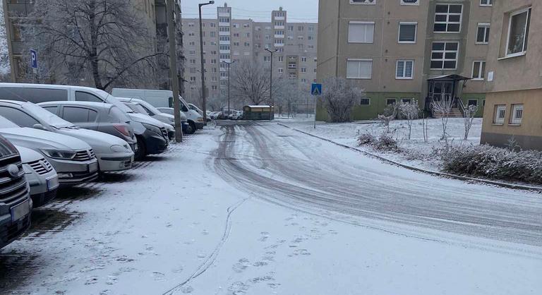 Megdöbbentő látvány, fehérbe borult Kazincbarcika, de ez nem sima hó