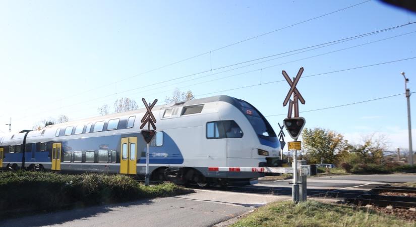 Tragédia a síneken: a Tokaj InterCity elé hajtott egy autós, esélye sem volt a túlélésre a sofőrnek