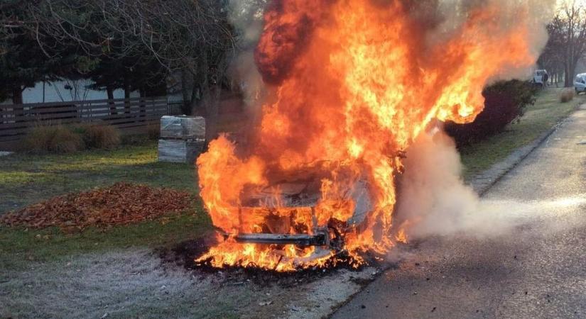 Kigyulladt egy kocsi menet közben Kaposváron