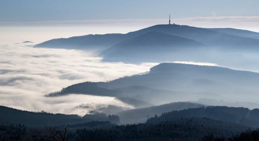 Csodás fotókon a hétfőre ködbe burkolózó Kékestető és környéke