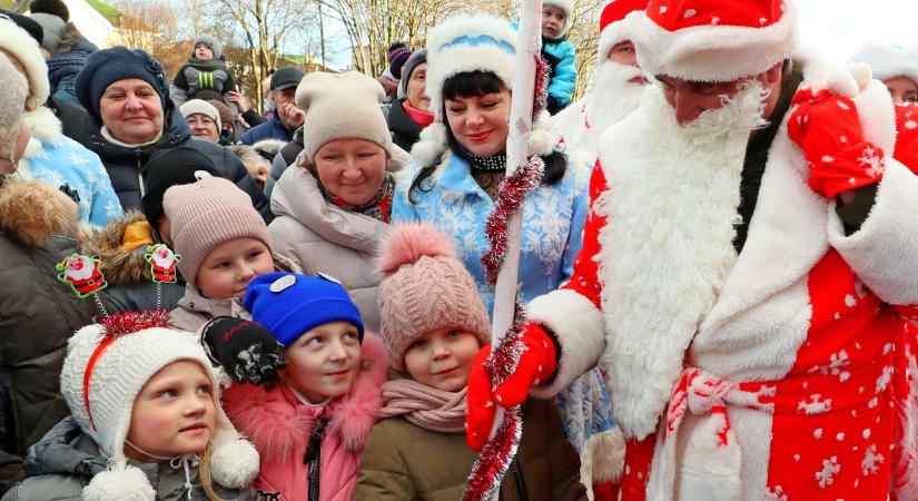 Páros lábbal rúgták ki a Mikulásokat a fehérorosz városokból: a nyugati karácsonyi dalok éneklését is betiltották