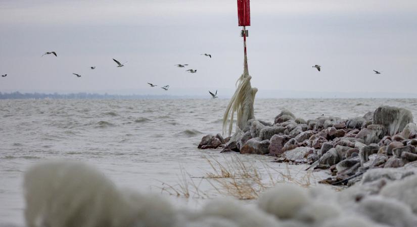 Megjöttek a mínuszok, elkezdett befagyni a Balaton