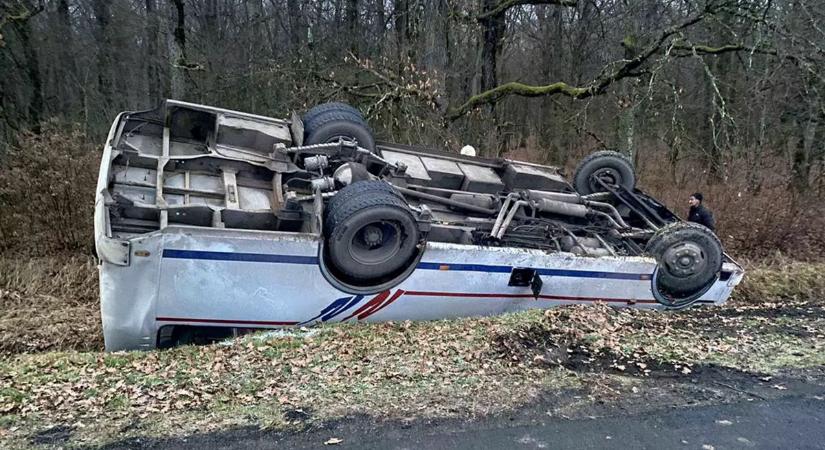 Személyszállító autóbusz borult fel Kárpátalján