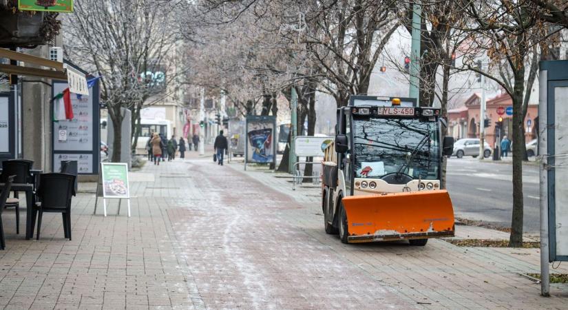 Csúszósak az utak Szolnokon, a városüzemeltetés már intézkedett is