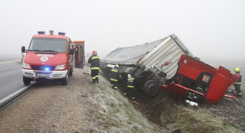 Frontális karambol történt a 62-es főúton