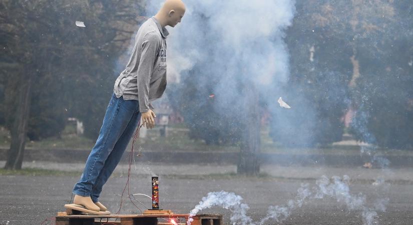 Bábún illusztrálta a rendőrség, mi történik, ha nem rendeltetésszerűen tűzijátékozunk (VIDEÓ)