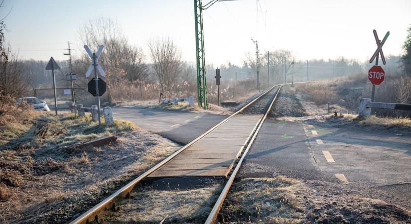 Vonat elé hajtott az autó: rutinból közlekedett a sofőr? (videó, galéria)