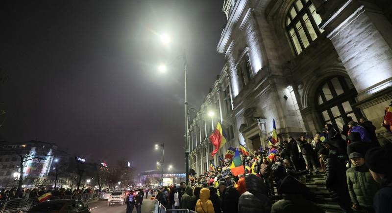 Tüntetnek Bukarestben a Georgescu-szimpatizánsok a bukaresti ítélőtáblánál