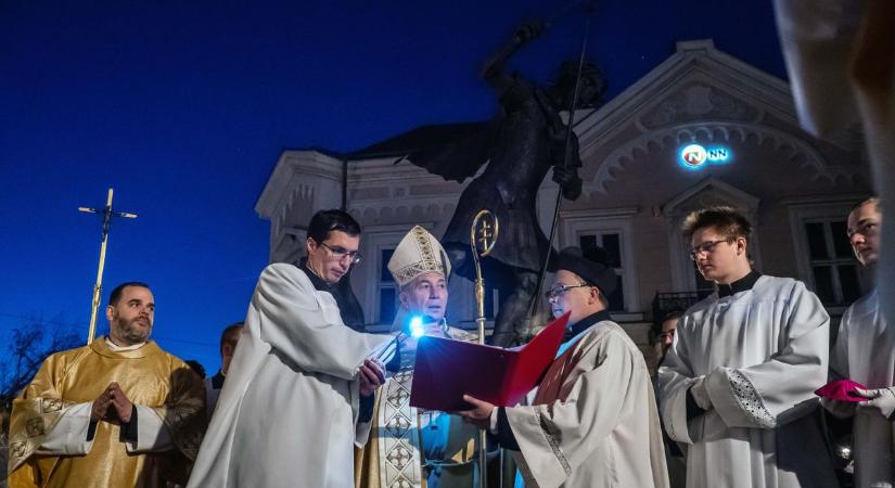 Megnyílt a szent kapu