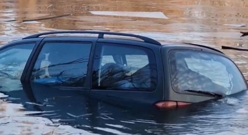 Nem mindennapi baleset: sofőr nélkül hajtott egy autó a Dunába (VIDEÓ)