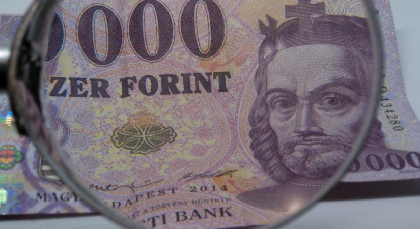 Felemás hangulatban ébredt a forint az év utolsó napján