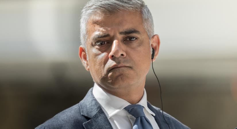 Sadiq Khan londoni polgármester lovagi rangot kapott III. Károly királytól