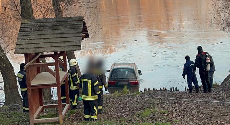 Elnyelte a Duna az autót, a sofőr tehetetlenül nézte végig