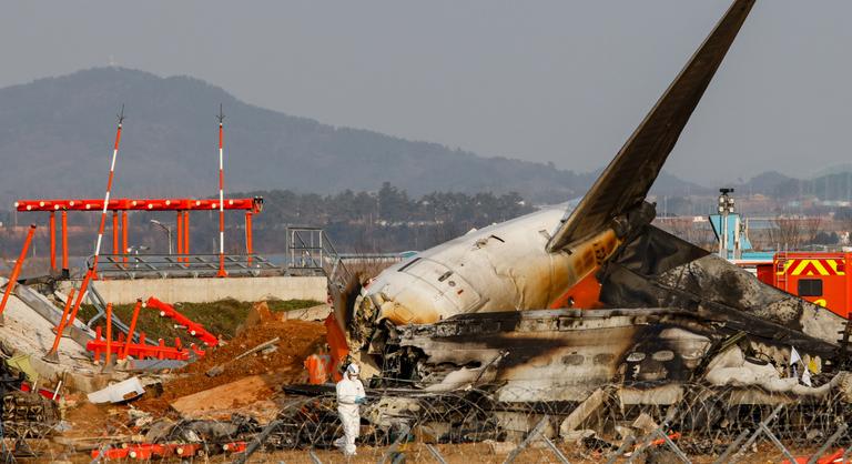 Fokozódik a helyzet Dél-Koreában, már a Boeing is vizsgálódok a repülőgépbaleset ügyében