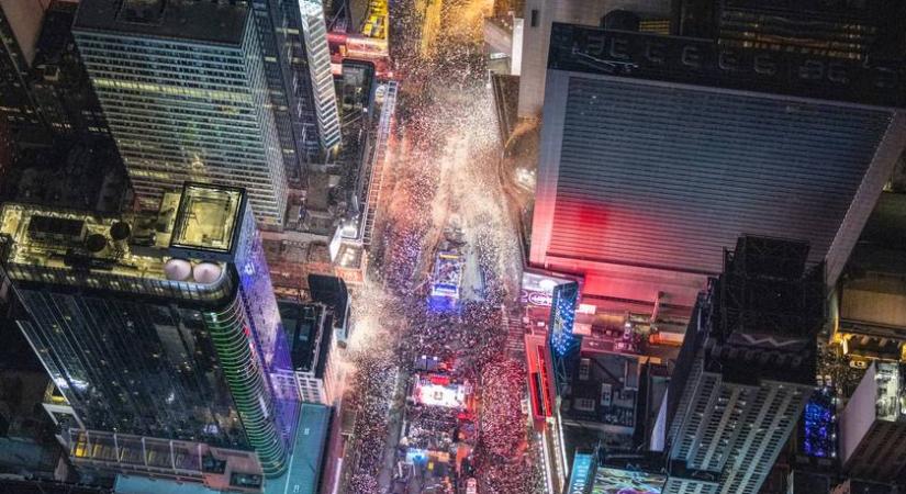 Ilyen a szilveszteréjjel valójában a Times Square-en: egyszerre gyűlölik és imádják a tömegek