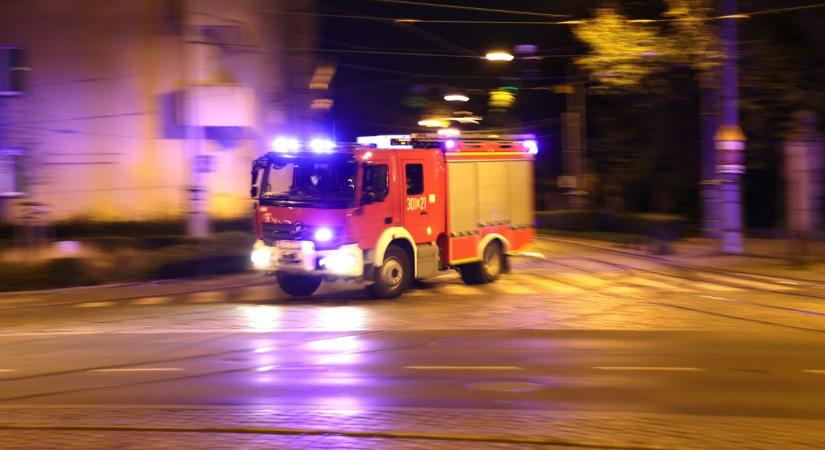 Kigyulladt kémény és égő ruhagyűjtő konténer adott munkát a tűzoltóknak