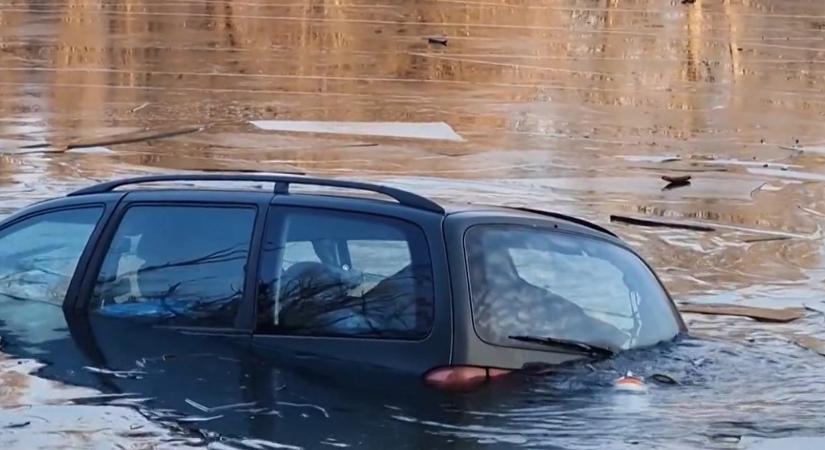 Most jött, elnyelt egy autót a Duna Dunaújvárosnál – videó