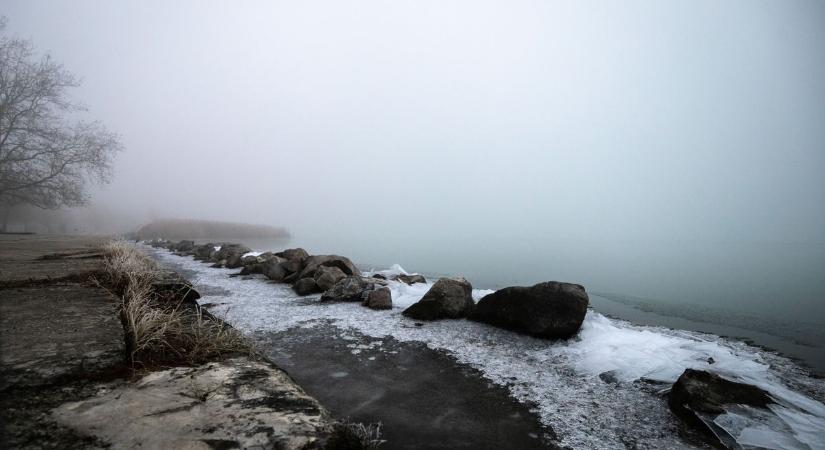 Még csak hártyavékony a jég a Balatonon