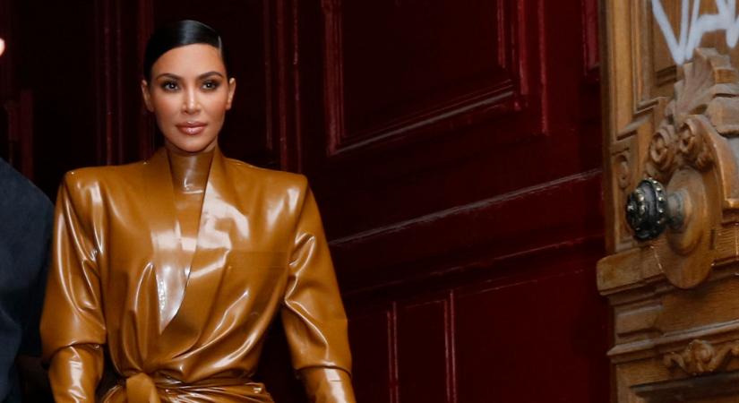 Kim Kardashian karácsonyi ruhája percek alatt mémesedni kezdett