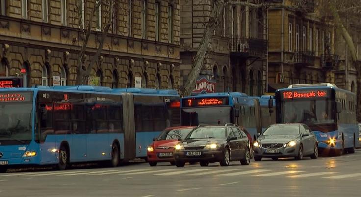 Szilveszter éjszaka a várható nagyobb forgalom miatt számos nagy kapacitású járat egész éjjel közlekedik  videó