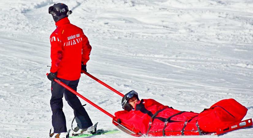 Sűrű nap a hegyimentőknél: 33-an kerültek kórházba