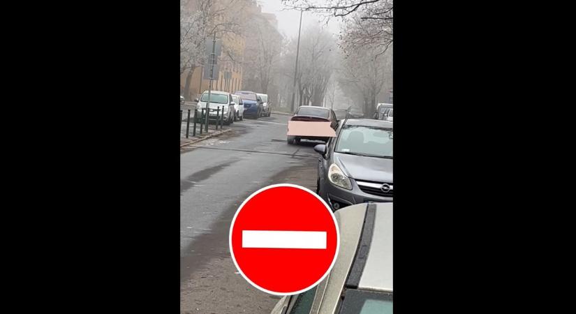 Egyirányú utcába hajtott szilveszteri kalandor - videóval