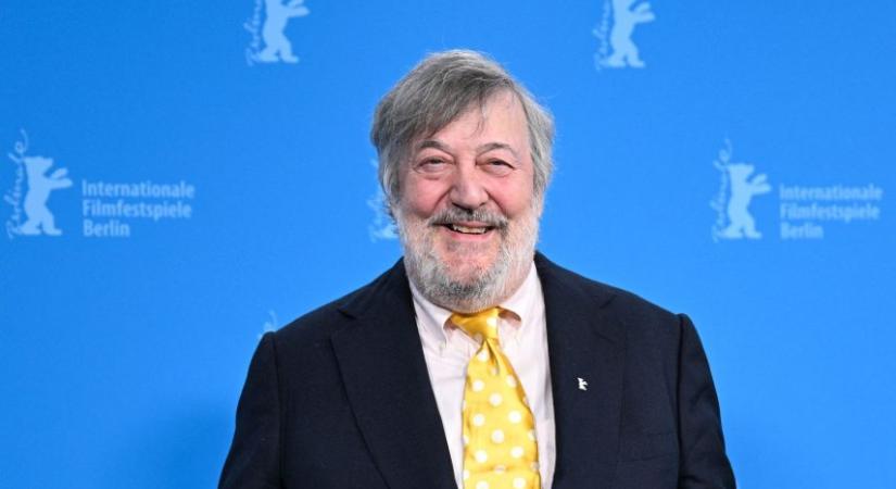 Stephen Fry lovagi címet kapott, Kazuo Ishiguro a brit becsületrend tagja lett