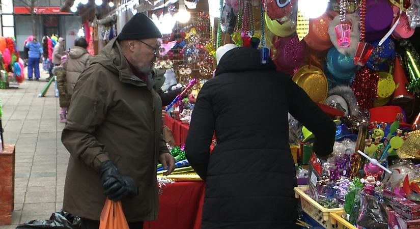 Trombita, mókás paróka, pezsgő: Debrecen is készül az év utolsó nagy bulijára – videóval