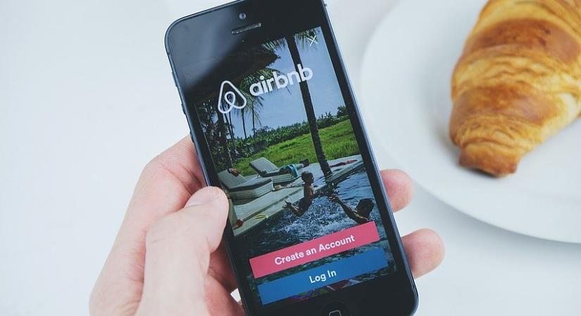 Több ponton megsértette a Airbnb-irányelveket az OnlyFans modell, aki 101 férfival feküdt le egy nap alatt a kiadott ingatlanban