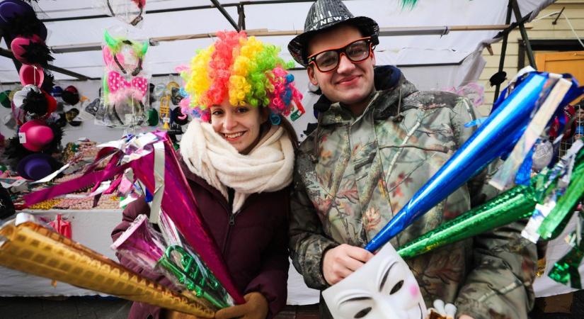 Újév köszöntés - Maskarákba bújhatunk Győr belvárosában - videó