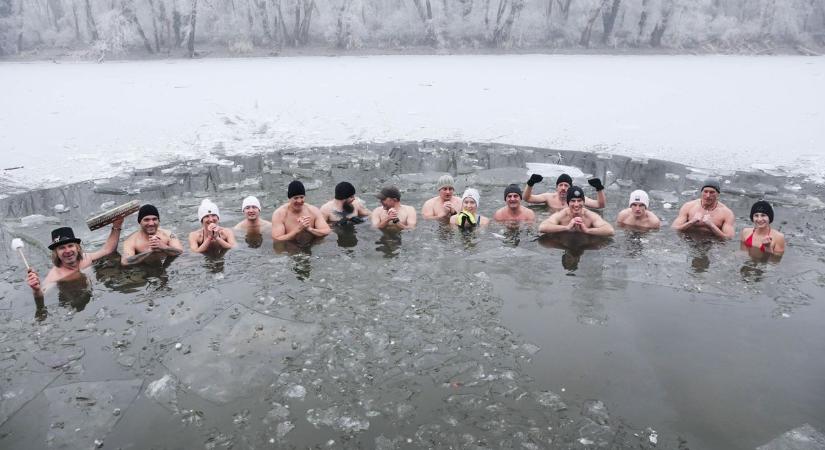 Utolsó csobbanás a jeges folyóban Győrben – Fotók, videó