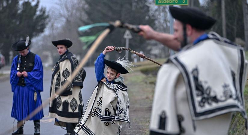 Csergettek az óévnek Feldebrőn