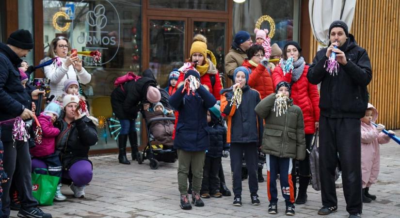 Őrületes trombitálással indult a buli: így búcsúztatták az óévet Szolnokon – videóval, galériával