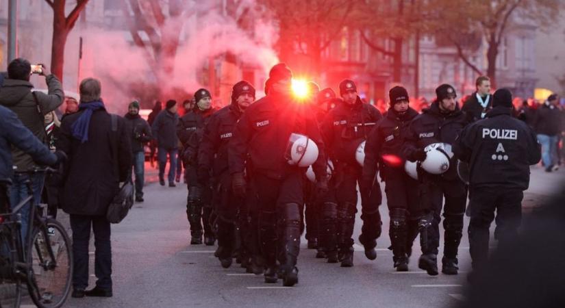 Ámokfutás Németországban: markolóval ment neki a rendőröknek egy férfi