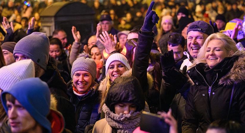 Viszlát 2024, üdv 2025! Így köszöntötték az új évet Debrecen főterén – fotókkal, videóval