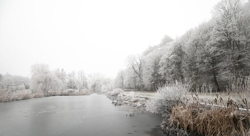 Marad a borult, párás idő