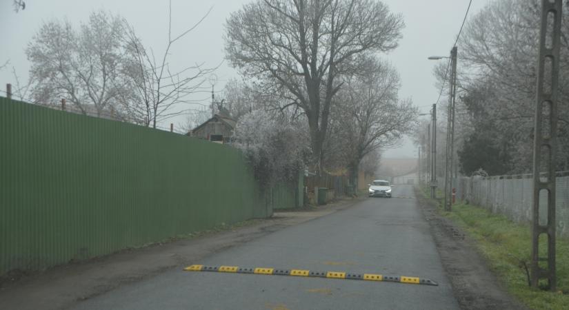 Év végén fekvőrendőrt kapott a vásárhelyi utca