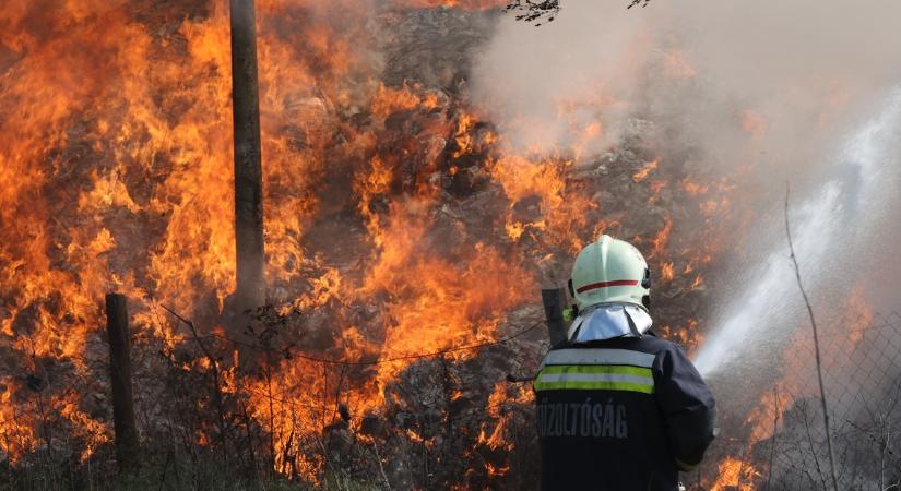 Lakástüzek, karambolok és tűzijáték:162 helyszínen dolgoztak a tűzoltók az év utolsó napján - halálos áldozat is volt